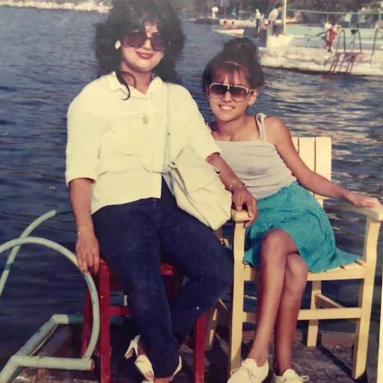 <p>Doktorların müdahalesiyle Şenay Akalın'ın nabzının attığı anlaşılıyor ve yoğun bakıma alınıyor. Kafatasında ağır hasar tespit edilen Akalın'ın başına 27 dikiş atılıyor. Kırılan kaburgaların iç organlara zarar vermesi sonucunda da iç kanama geçiriyor. </p>