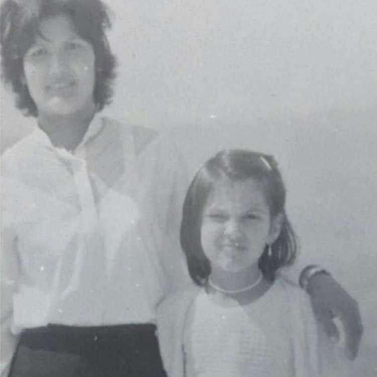 <p>Kaza sonrasında baba Ali Akalın ve Şenay Akalın'ın kız kardeşi olay yerinde hayatını kaybederken anne Şenay Akalın ise ağır yaralanıyor.</p>