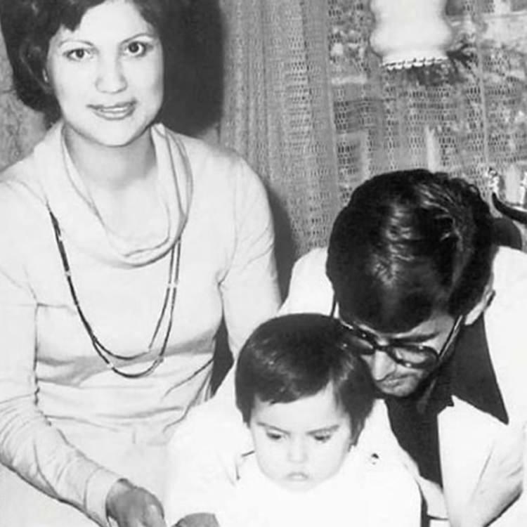 <p>Araçta ünlü şarkıcının babası Ali Akalın, annesi Şenay Akalın ve Şenay Akalın'ın kız kardeşi bulunuyor. Henüz 2 yaşında olan Demet Akalın ise o gece ananesine bırakıldığı için araçta yer almıyor.</p>