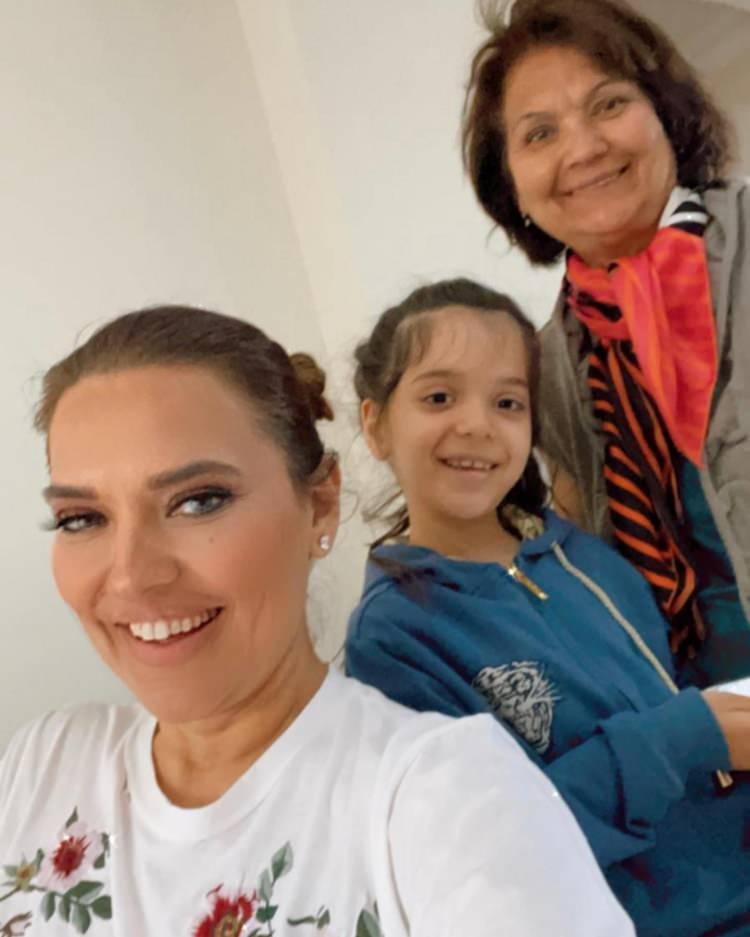 <p>"Annem müthiş bir anneydi" diyen Demet Akalın annesine çok bağlı. </p>