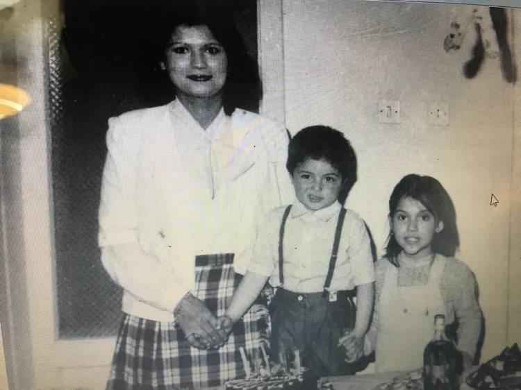 <p>Ambulansla hastaneye götürülerken anne Şenay Akalın da sağlık ekipleri tarafından öldü sanılarak eşi ve kız kardeşi ile beraber morga gönderiliyor. </p>
