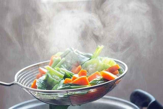 <p>Tencerenizi ağzına kadar doldurmak, haşlama süresini uzatır ve besin değerlerinin kaybolmasına yol açar. <strong>Sebzelerin vitaminlerini korumak</strong> için gerekirse onları parça parça haşlamak daha iyi bir seçenektir.</p>
