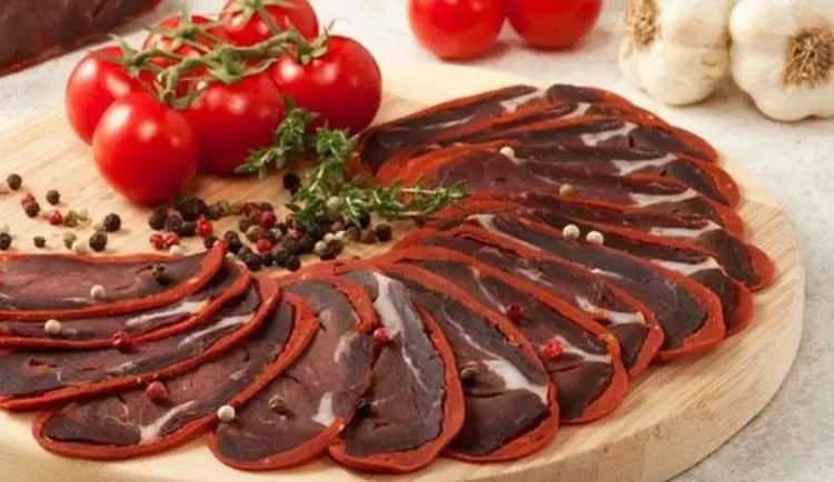 <p><strong><em>"Çemenle kaplanan pastırmalar, birkaç hafta boyunca dinlendirilir ve lezzetlerinin oturması sağlanır. Sivas pastırmasının kendine has aroması ve dokusunun arkasındaki sır, bu geleneksel yöntemlerden gelir."</em></strong></p>