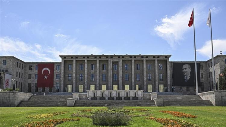 <p>Bunun yanı sıra adaylar başvurularını yalnızca elektronik ortamda gerçekleştirebilecek.</p>
<p>Başvuru için belirlenen bu tarihlerin dışına çıkılmaması gerekmekte olup, başvuruların süresinde yapılmaması durumunda adayların başvuruları geçersiz sayılacaktır.</p>