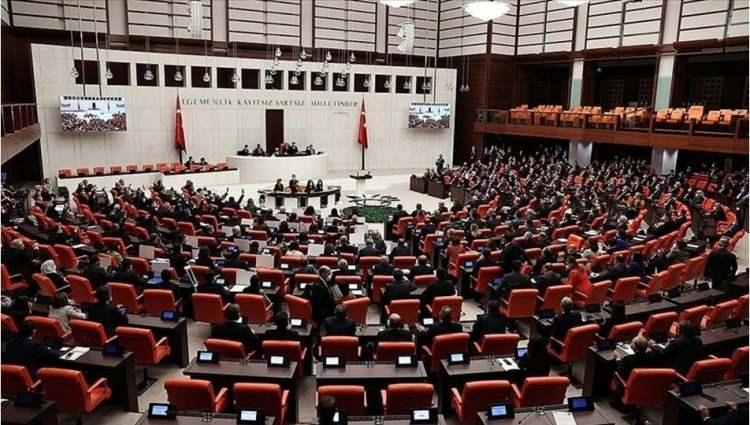 <p><strong><em>Askerlik Durumu:</em></strong> Erkek adaylar için askerlik hizmetini tamamlamış, tecilli ya da muaf durumda olmak gerekmektedir. Askerlikle ilişiği bulunan adaylar başvuruda bulunamayacaktır.</p>
<p><strong><em>Sağlık Durumu:</em></strong> Adayların, görevlerini sürekli yapmalarına engel olacak bedensel ya da zihinsel bir sağlık sorunlarının bulunmaması gerekmektedir.</p>
<p><strong><em>Emeklilik veya Malullük Aylığı Almamak:</em></strong> Adaylar, herhangi bir sosyal güvenlik kurumundan emeklilik, yaşlılık veya malullük aylığı almıyor olmalıdır (dul ve yetim aylığı alanlar hariç).</p>