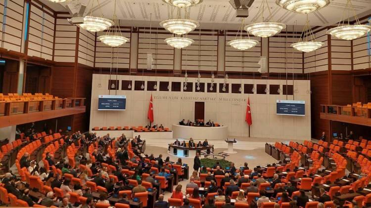 <p><strong><em>Disiplin Durumu:</em></strong> Adayların, daha önce kamu görevinde çalışırken meslekten ya da görevden ihraç edilmemiş olması gerekmektedir.</p>
<p>Genel şartların yanı sıra TBMM’nin ilan ettiği Sürekli İşçi Alımı Aranan Nitelikler Tablosu içerisinde yer alan özel niteliklerin de sağlanması gerekiyor.</p>
<p>Belirtilen tabloda her bir kadro için gereken eğitim, deneyim ve yetkinlik şartları detaylı bir şekilde açıklanmıştır.</p>
<p>Adayların başvurularını yapmadan önce bu tabloyu dikkatlice incelemeleri ve ilgili pozisyonun gerekliliklerine uygun olup olmadıklarını teyit etmeleri tavsiye ediliyor.</p>