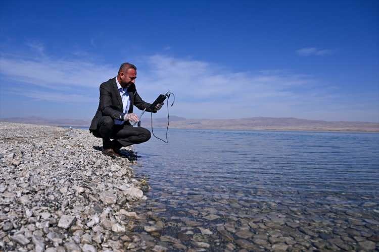 <p>Prof. Dr. Yönten, AA muhabirine, 2021'de Van Su ve Kanalizasyon İdaresi Genel Müdürlüğünün desteğiyle dört su kuyusu ve Erçek Gölü'nde yaz ve kış olmak üzere yılda iki kez numune aldıklarını söyledi.</p>
<p> </p>