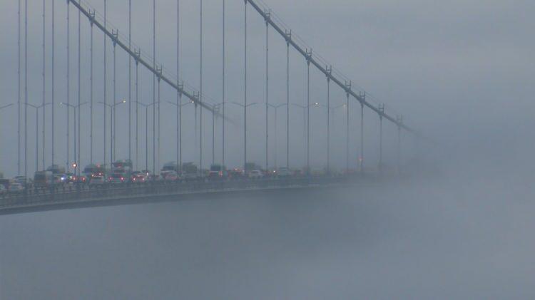 <p>Sis nedeniyle trafikte görüş mesafesi düşerken, İstanbul Boğazı sis altında kaldı.</p>
