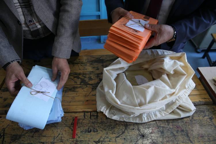 <p>Bu kapsamda genel seçimlerinde barajı aşan partilere oy oranlarınca verilen yardımlar netleşti.</p>