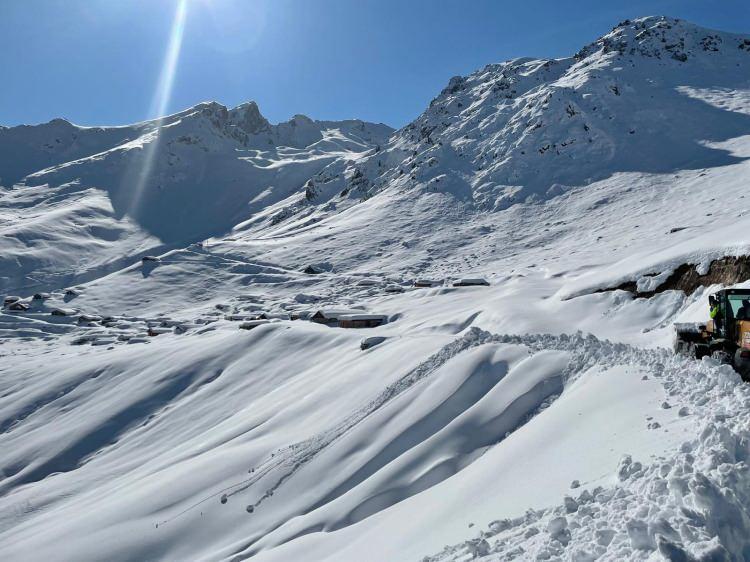 <p>Hava şartlarının elverişli hale gelmesinin ardından bugün yeniden başlayan çalışmalar sonucu, kar kalınlığı yer yer 1,5 metreyi bulan 30 kilometrelik yayla yolu ulaşıma açılarak mahsur kalan 5 kişi kurtarıldı.</p>
