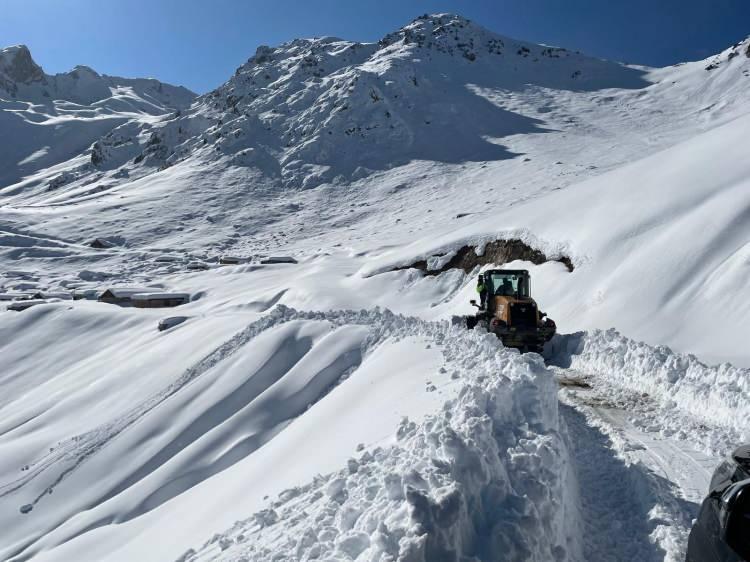 <p>Yapılan ihbar üzerine Artvin Valisi Turan Ergün'ün talimatıyla İl Özel İdaresi, AFAD ve Hopa Arama Kurtarma ekipleri bölgeye sevk edildi.</p>
