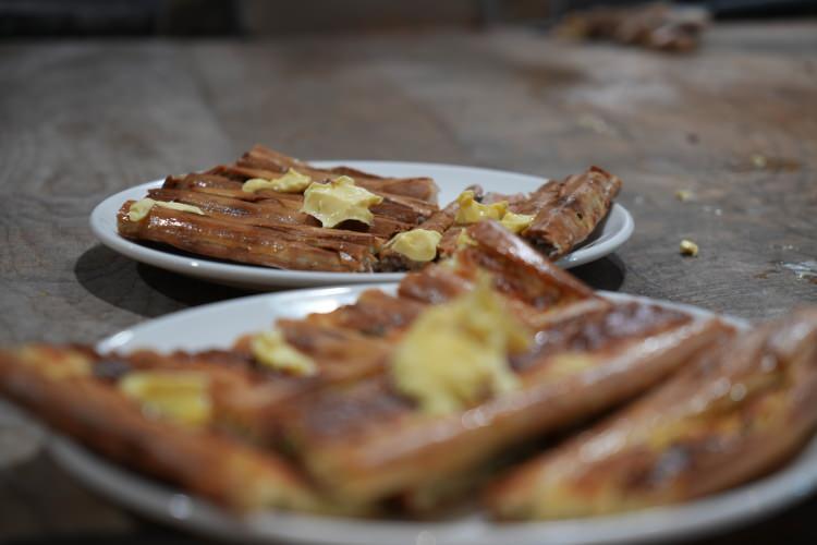 <p>Gastronomi dünyasının önemli kaynaklarından biri olan Taste Atlas'ın ‘Top Ten Breads’ (en yi ekmekler) listesinde ilk 2 sırayı Bafra ve Samsun pideleri yer alıyordu. </p>
