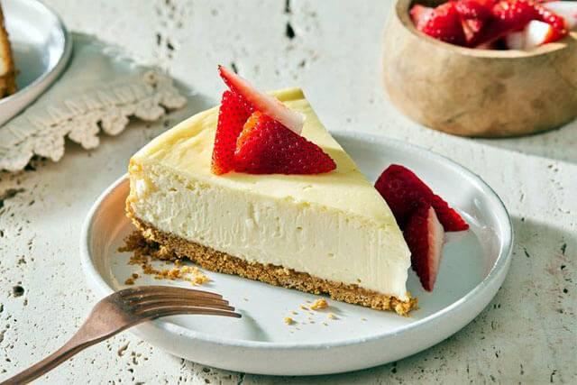 <p>Bu nedenle çözdürülmüş krem peynirin en iyi kullanım şekli, <strong>pişirme tariflerinde</strong> değerlendirilmesidir. Özellikle <strong>cheesecake, kurabiye veya soslarda</strong> bu peyniri gönül rahatlığıyla kullanabilirsiniz.</p>
