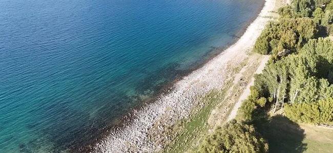 <p><strong>Van Gölü Havzası'ndaki yağış istasyonundaki verilere baktığımızda, son yıllarda ortalama yağışın da altında kaydettiğini görebiliyoruz. Diğer bir sebep ise özellikle tarımsal sulamada kullanılan suların olduğunu ifade edebiliriz.</strong></p>
