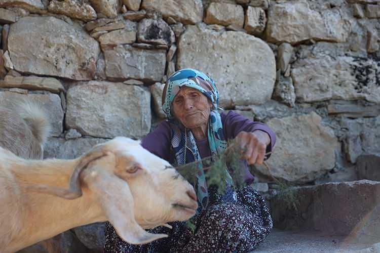 <p>Boğaz çalıcıları arasında usta olarak kabul edilen ve boğaz havaları tekniğinin son temsilcileri arasında yer alan 84 yaşındaki Gülistan Katter, Manavgat'ın Altınkaya Mahallesi'nde yaşıyor.</p>
