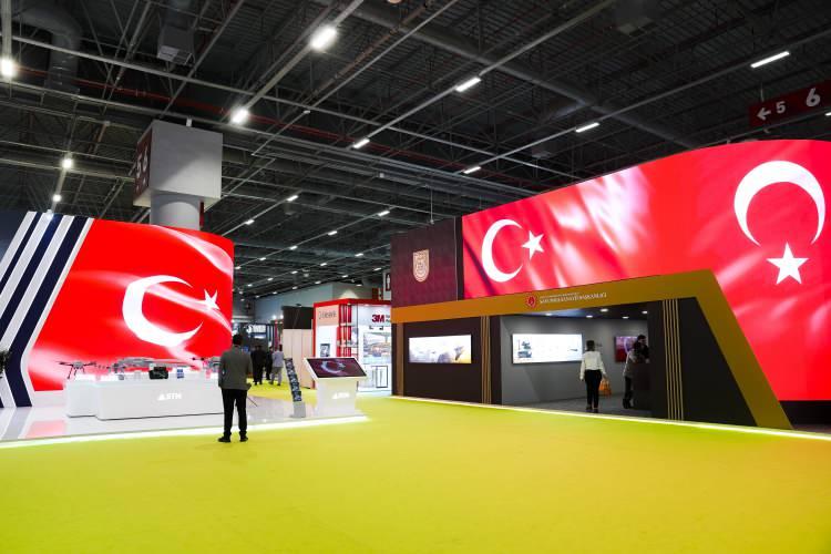 <p>TUSAŞ'ın Kahramankazan yerleşkesine düzenlenen terör saldırısının ardından SAHA EXPO Savunma, Havacılık ve Uzay Sanayi Fuarı'nda led ekranlara Türk bayrağı yansıtılarak birlik ve beraberlik mesajı verildi. </p>
