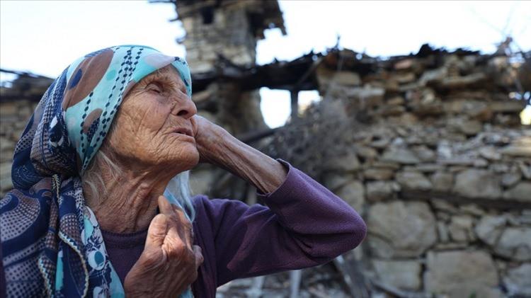 <p>El parmaklarının boğaza bastırılarak değişik ses çıkarma tekniğine dayalı türkü söyleme biçimi olan boğaz havaları tekniği, özellikle Toros Dağları'nın eteklerindeki köylerde yaşayan kadınlar arasında kullanılmaya devam ediyor. Bu tekniğin en eski temsilcilerinden biri olan ve Toros Dağları'nın eteklerinde yaşayan 84 yaşındaki Gülistan Katter ise bu tekniğin Yörük obaları arasında bir iletişim aracı olarak kullanıldığına dikkat çekiyor. </p>
