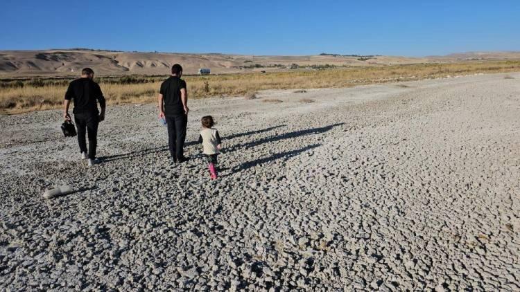 <p><strong>Van Gölü'nün su seviyesindeki düşüş; iklim değişikliği, tarımsal sulama ve diğer insan etkileri nedeniyle endişe verici bir durum haline geldi.</strong></p>

<p> </p>
