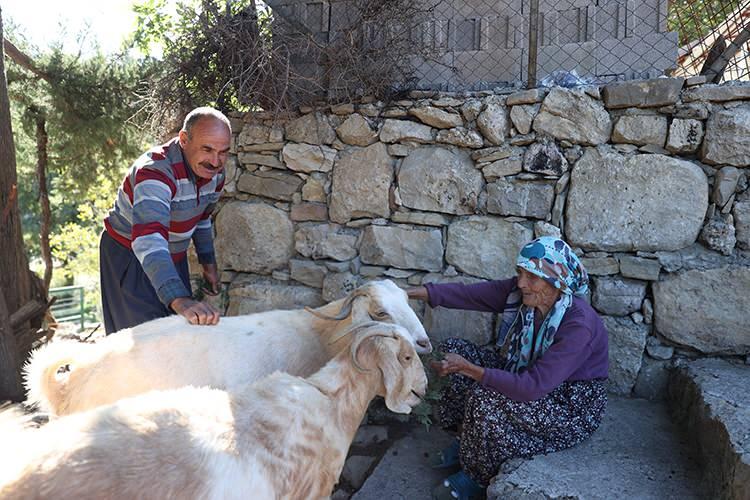 <p>Gülistan Katter; <em>"Arkadaşlarım boğaz çalmaya başlayınca onların nerede olduğunu, keyifli olduklarını anlardım. Ben de onlara karşılık verirdim. Boğaz çaldığımı duyan bir sanatçı bana 'Orta Asya'ya gittim, geldim' demişti, boğaz çalmak bize atalarımızdan miras."</em> dedi.</p>
