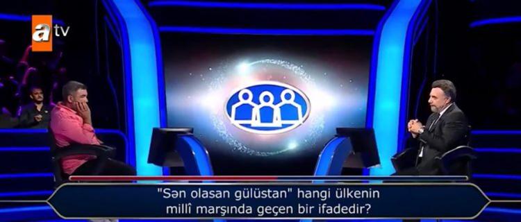 <p>Gelen ' "Sen olasan gülüstan" hangi ülkenin milli marşında geçen bir ifadedir?' sorusu üzerine 'Fransa, ABD, Azerbaycan ve Meksika' şıkları arasında düşünen yarışmacı, en nihayetinde ABD şıkkına yönelik açıklamalarda bulundu.</p>

<p> </p>
