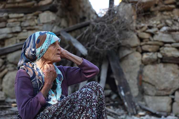 <p>Çocuk yaşlarda keçilerini otlatırken farklı sürülerin başındaki 2 kız arkadaşıyla iletişim kurmak ve eğlenmek amacıyla bu tekniği öğrendiğini söyleyen Gülistan Katter, ezgilerine Türk halk müziği sanatçıları tarafından söylenen türkülere de yer veriyor.</p>
