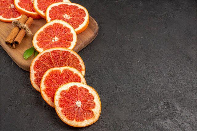 <p>Yüksek C vitamini kaynağı olan greyfurt, birçok ilaçla etkileşime girebildiği için Dr. Kiss, greyfurtu yemediğini belirtiyor.</p>