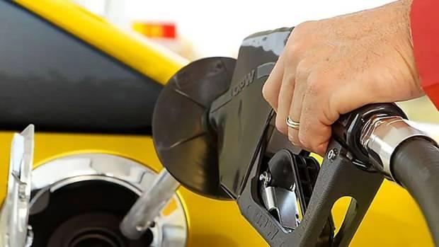<p>Döviz kurundaki hareketlilik ve Brent petrol varil fiyatlarındaki düşüş akaryakıt fiyatlarına indirime gidilmesine neden oldu.</p>
<p> </p>