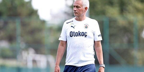 <p>Teknik direktör Jose Mourinho'nun gözüne giremeyen ve forma şansı bulmakta zorlanan milli futbolcu, adeta yedek kulübesine hapsoldu.</p>
