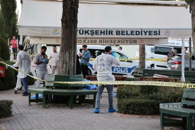 <p>Polis her yerde şüpheliyi ararken, şüphelinin anne ve iki kızını oğlunu intihara sürüklediklerini öne sürerek öldürdüğü iddia edildi.</p>
