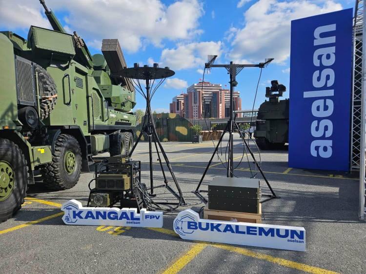 <p><span style="color:#B22222"><strong>HAVA SAVUNMADA YENİ DÖNEM</strong></span></p>

<p> </p>

<p>ASELSAN’ın SAHA’ya çıkardığı anti drone sistemleri arasında KORKUT 25 mm Yakın Hava Savunma Sistemi, BUKALEMUN GNSS Aldatma Sistemi, KANGAL FPV Anti-Drone Sistemi ve SEDA 100-Cuav Akustik Drone Tespit Sistemi bulunuyor.</p>

<p> </p>

<p>Günümüzün değişen askeri şartlarına karşı harp sahasında sıkça kullanılan drone tehdidine karşı geliştirilen ASELSAN sistemleri, kahraman Mehmetçik’in gücüne güç katacak.<strong> </strong></p>

<p> </p>

<p><strong>Tüm dünyada giderek büyüyen bir sorun olan mini ve mikro drone tehdidine karşı geliştirilen ASELSAN çözümlerinin uluslararası arenada da büyük ilgi görmesi bekleniyor.</strong></p>
