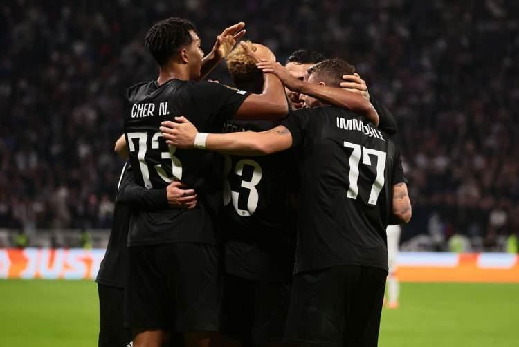 <p>"Ne israf! Akşam rakibini bir hayli geride bırakan Lyon, evinde Beşiktaş karşısında fark yaratamadı ve Avrupa Ligi'nde bu sezonun ilk yenilgisini (0-1) aldı.</p>
