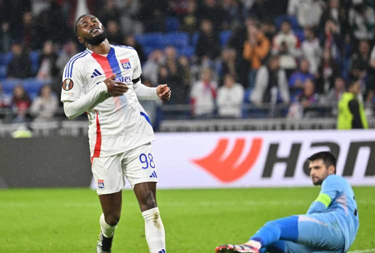 <p>"Olympique Lyon, Avrupa Ligi 3. haftasında Beşiktaş'a yenildi (0-1). Beşiktaş, fırtınanın geçmesine izin verdikten sonra uyuşukluktan çıktı ve Fernandes son anda hızlı bir kontra atak yaparak Groupama Stadyumu'nun coşkusunu kırmayı başardı"</p>
