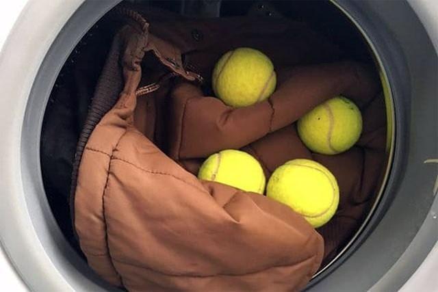 <p><strong>Tenis Topu Kullanımı</strong>: Montunuzu çamaşır makinesine koyarken yanına 3 adet tenis topu ekleyin. Tenis topları, dolgunun dağılmasına yardımcı olur ve fazla köpüğü alır.</p>