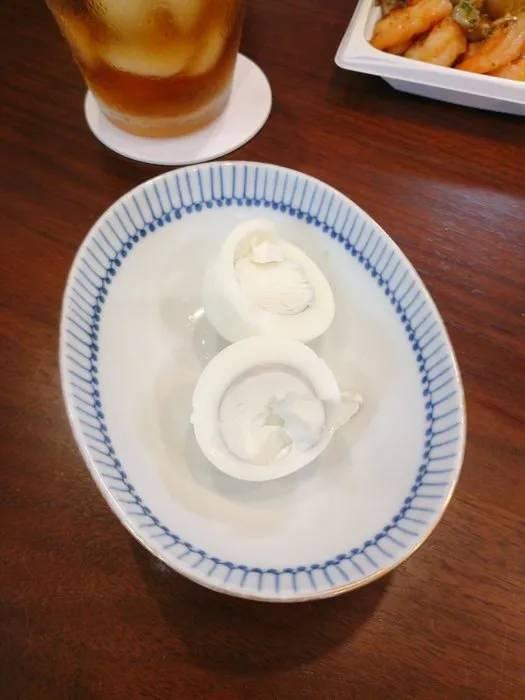 <p>Yumurtanın pişmiş sarısı, etrafındaki yumurta beyazı kadar beyazdı.</p>
