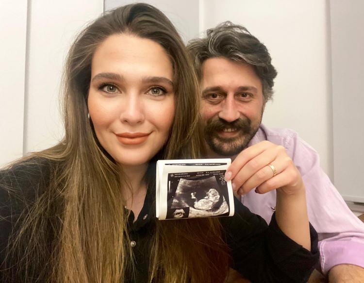 <p>Merve Erdoğan, 2022 yılının Mayıs ayında sosyal medya hesabından bebek beklediklerini duyurmuştu.</p>
