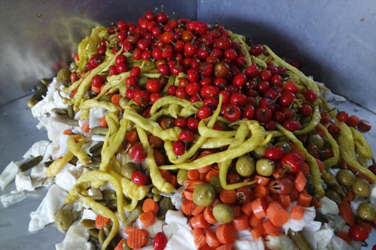 <p>Biz de bu işin içinde büyüdük. Onların içinde yetiştik. Yani turşu acayip bir sevda işi. Çok farklı, suyu farklı, coğrafyası farklı. Yani turşu yapmak çok değişik bir konu. </p>