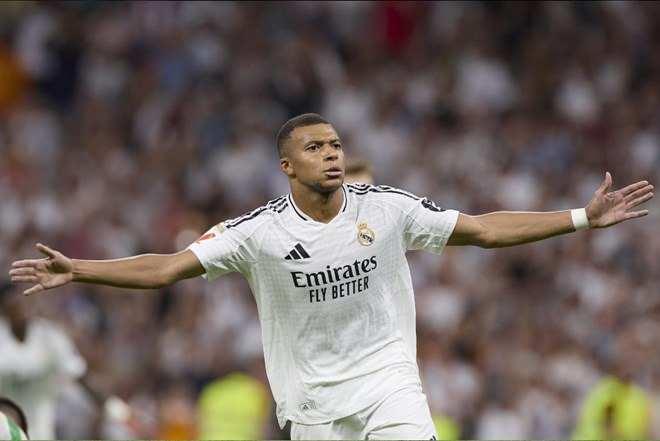 <p>Forvet: Kylian Mbappe (Real Madrid) | 180 milyon euro</p>