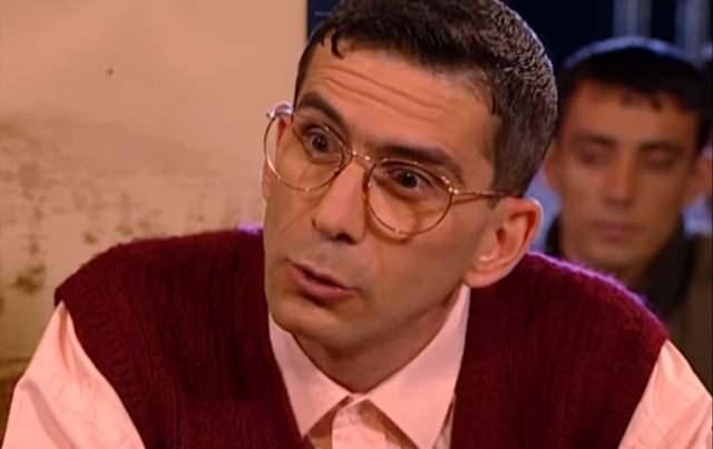 <div>İlk ekran deneyimini 1993 yılında Şevket Altuğ'un başrolünde yer aldığı 'Süper Baba' ile yaşayan oyuncu, 4 bölüm yer aldığı dizide bir avukatı canlandırdıktan sonra 'Ekmek Teknesi'nin kadrosuna dâhil olmuş.</div>

<div> </div>
