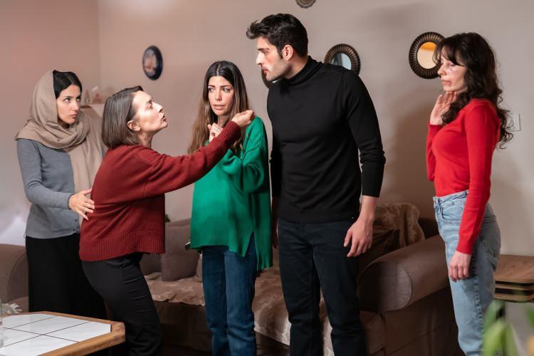 <p>Farklı sosyal sınıfların ilişkilerini anlatan yapısıyla dikkat çeken Kirli Sepeti dizisi 40. bölümüyle ekranlara veda edecek. </p>