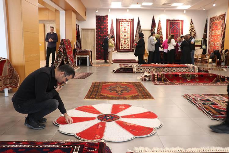 <p>Serdivan Kültür Sanat ve Sındırgı Yağcıbedir Halıcılar Derneği işbirliğiyle Serdivan Kültür Sanat'ta düzenlenen serginin açılış konuşmasını yapan AK Parti Sakarya Milletvekili Murat Kaya, sanatın partilerinin anlayışında ve felsefesinde çok önemli yerde olduğunu söyledi.</p>
