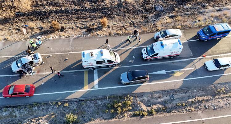 <p>Trafik ekiplerince, kazanın meydana geldiği kara yolunda araçlar bir süreliğine tek şerit üzerinden sağlandı. Olay yeri inceleme ekiplerince yapılan tahkikatın ardından otomobil çekiciyle otoparka kaldırıldı. Kazaya ilişkin inceleme başlatıldı.</p>