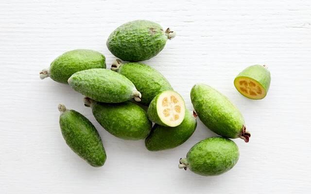 <p>Feijoa meyvesi, taze olarak tüketilebileceği gibi meyve suyu, smoothie ve çeşitli tatlıların yapımında da kullanılabilir.</p>
