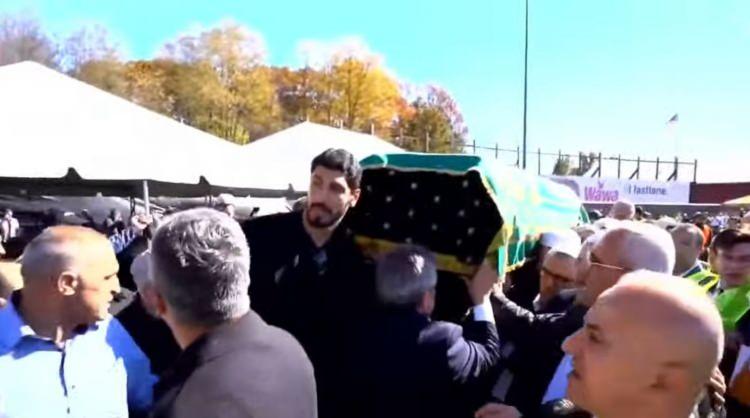 <p>FETÖ'cü Enes Kanter, tabutu omuzladı. </p>