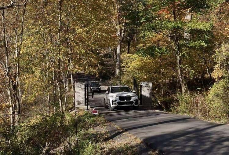<p> İki lüks araç bilinmeyen bir yere doğru hızlıca ilerleyerek Gülen'i bölgeden uzaklaştırdı.</p>
<p> </p>
