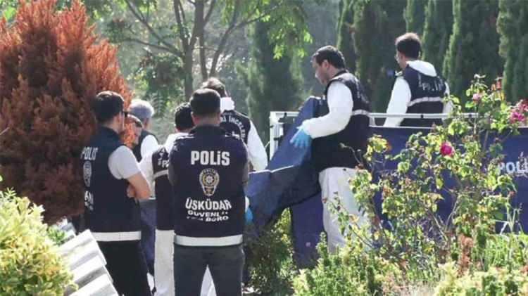 <p>Sabah'tan Halit Turan'ın haberine göre, yapılan inceleme sonrasında hazırlanan raporda, naylon poşetin üzerinde vücut sıvısı örneğinin bulunmadığı, iç kısmından alınan kan örneğinin ise insan kanı olmadığı kaydedildi.</p>

