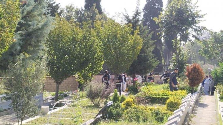 <p>Karabulut ailesinin Avukatı Rezan Epözdemir, yaptığı açıklamada<strong> "Son tahlilde mezar içindeki poşetle ilgili yapılan çalışmalarda sağlıklı bir sonuç elde edilememiştir. Adli Tıp ve Adli Bilimler Enstitüsü'nün bu poşette gerekli incelemeleri yapması için talebimizi ileteceğiz" </strong>dedi.</p>
