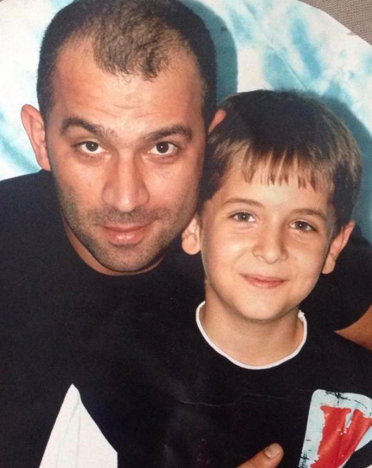 <p>ARKA SOKAKLAR'IN TUNÇ'UYDU!</p>

<p>2006 da yayınlanan ilk bölümde <strong>"Tunç"</strong> karakteri ile ekranlara gelen <strong>Kerimhan Duman</strong> 19 sezonda geçirdiği değişimle görenleri şaşırtıyor.</p>
