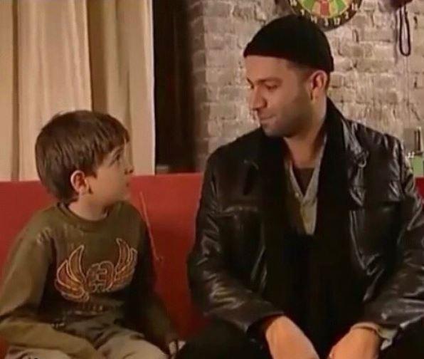 <p>Annesi ve babası boşandığı için, annesiyle beraber üvey babasının evinde yaşayan Tunç karakteri olarak hafızalara kazınmıştı.</p>
