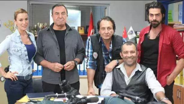 <p><strong>İstanbul Emniyet Müdürlüğü</strong> <strong>Asayiş Şube</strong>'ye bağlı özel ekipte görev yapan polislerin aile yaşamları ve İstanbul sokaklarındaki maceralarının anlatıldığı dizinin ilk bölümü 31 Temmuz 2006 ekranlara geldi. </p>
