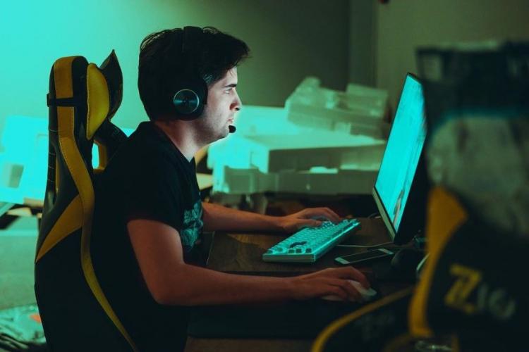 <p>Avukatlık ve oyunculuk kariyeri dışında aynı zamanda profesyonel bir <strong>E-sporcu</strong>.</p>
